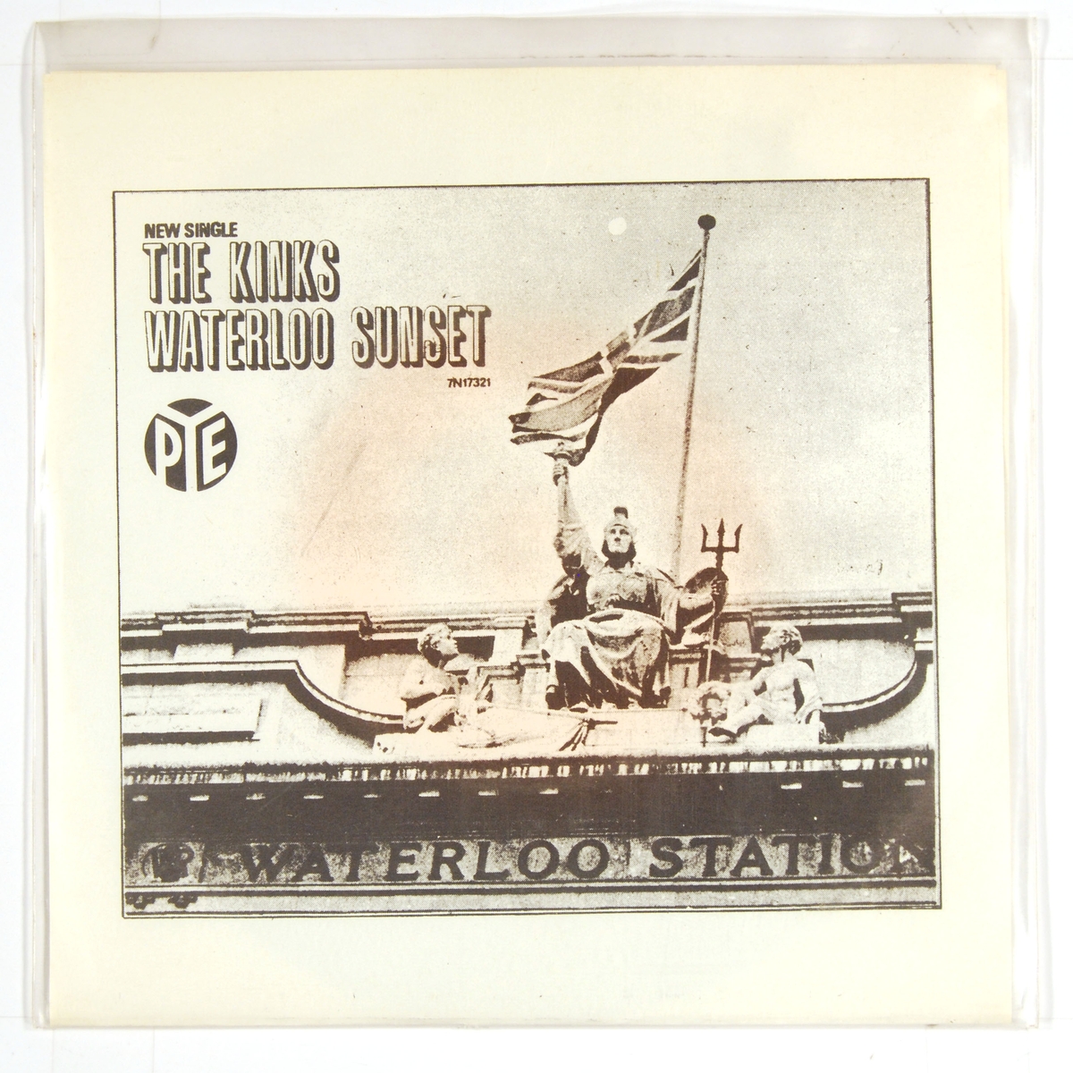 Bilde av heist flagg (Union Jack) og statuen som sitter over hovedinngangen til Waterloo Station i London.
