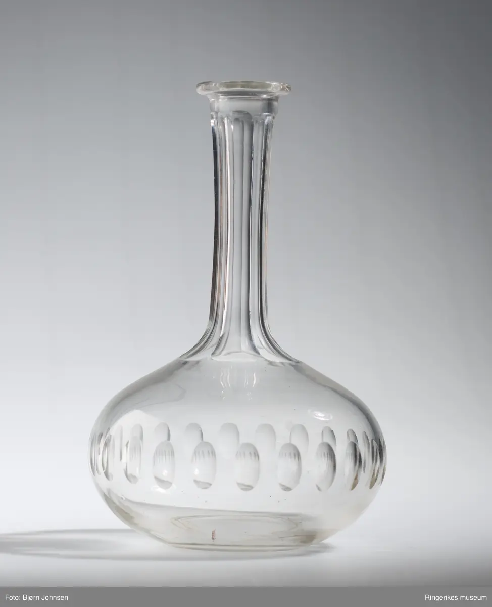 Olivenslipt glasskaraffel i serien Edvard, produsert fra 1883 på Hadeland Glassverk.