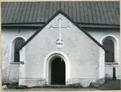 Torpa sn, Kungsör kn.
Torpa kyrka. Vapenhusets dörr, 1947.