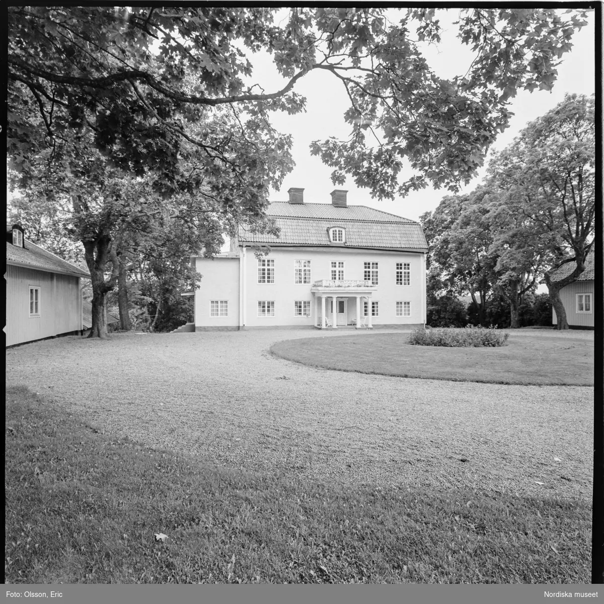 Exteriör av Berga herrgård samt interiörer från Berga slott, Västerhaninge socken, Södermanland.