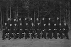 Grupporträtt av deltagare vid korpralskola på F 7, tidigt 1940-tal. 21 flygtekniker samlade utomhus.