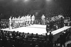 Boxningsgala i Halmstad, 1950-tal. Uppställning i ringen. Det svenska militära laget från F 14 till vänster, det brittiska från Royal Air Force till höger.