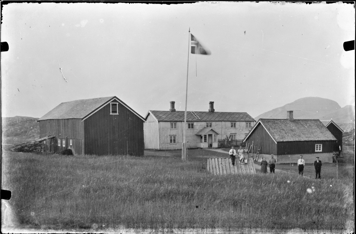 Gården Øra sett fra sør. Eiere Klausine og Hans Øra, Jøssund