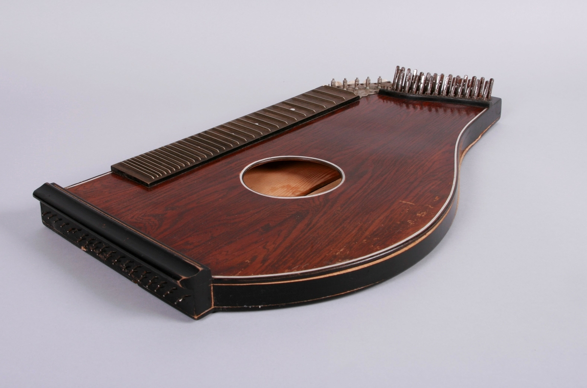 Citer i treverk. Opplegg for strenger, med fester øverst og nederst. Gripebrett på instrumentets venstre side.
Instrumentene kalles også for konsertciter.