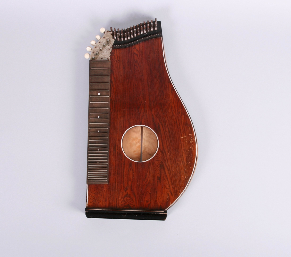 Citer i treverk. Opplegg for strenger, med fester øverst og nederst. Gripebrett på instrumentets venstre side.
Instrumentene kalles også for konsertciter.