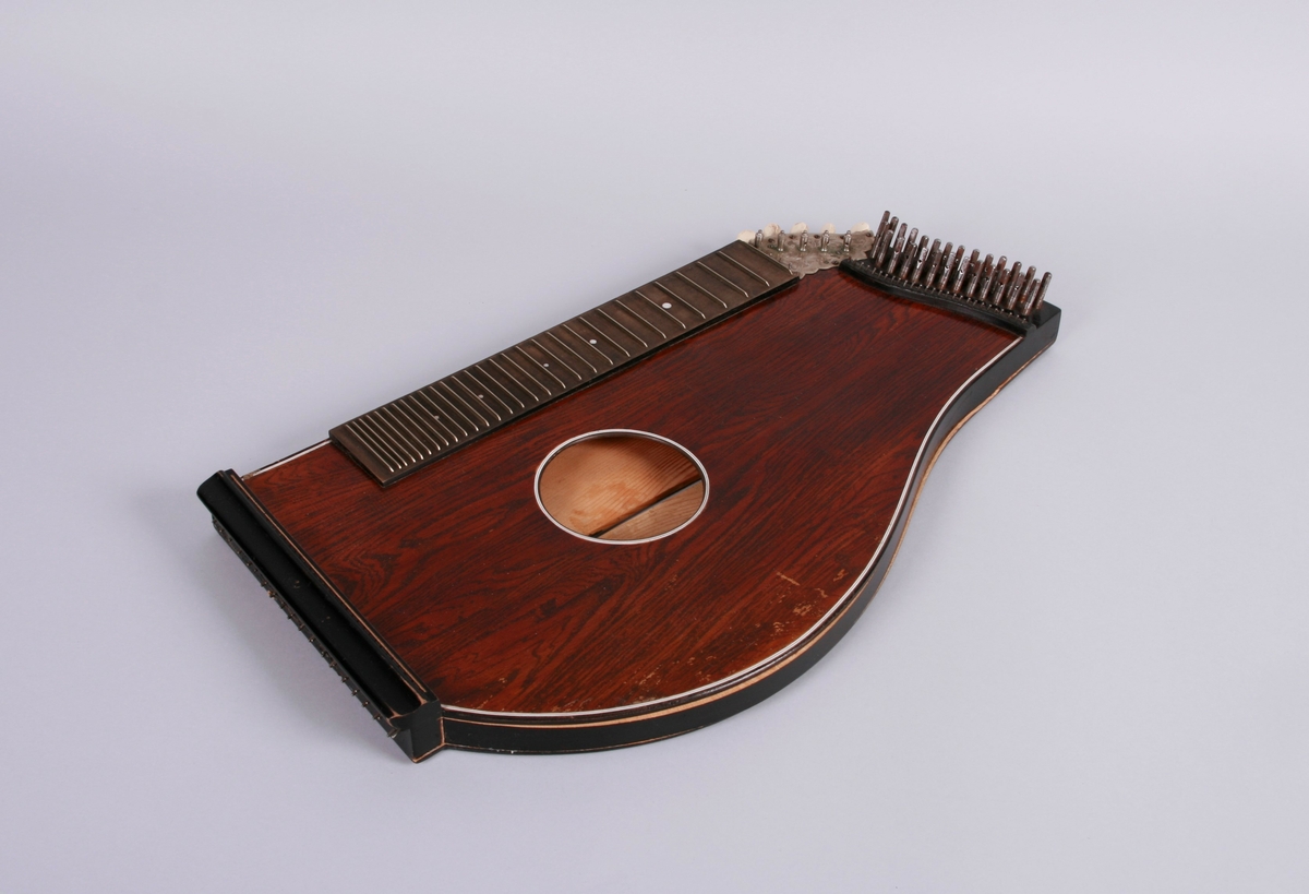 Citer i treverk. Opplegg for strenger, med fester øverst og nederst. Gripebrett på instrumentets venstre side.
Instrumentene kalles også for konsertciter.