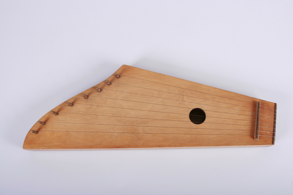 Kantele med åtte strenger. Rundt lydhull.