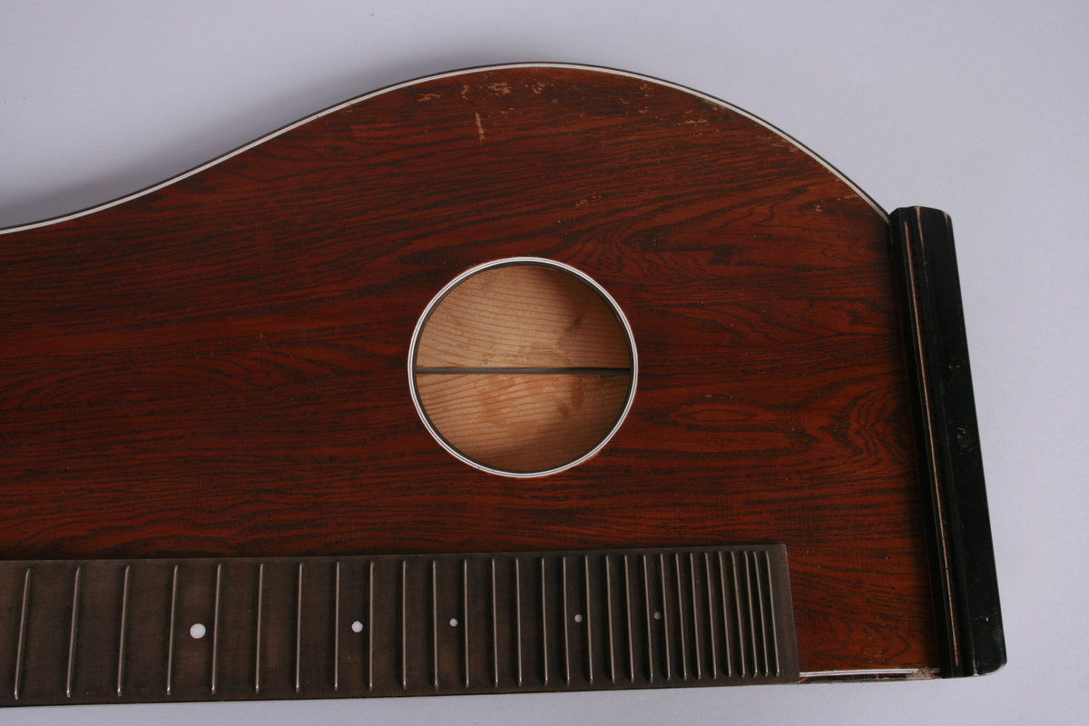 Citer i treverk. Opplegg for strenger, med fester øverst og nederst. Gripebrett på instrumentets venstre side.
Instrumentene kalles også for konsertciter.