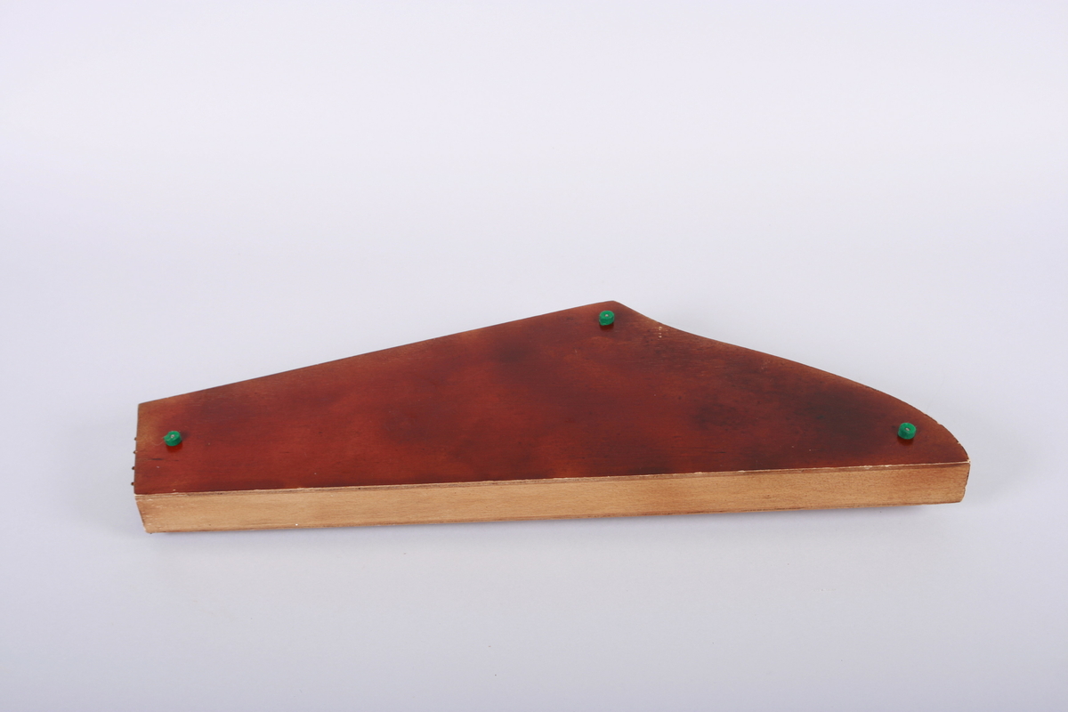 Kantele med åtte strenger. Rundt lydhull.