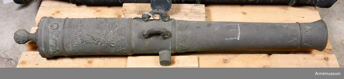 Grupp F I.
Ur kapten F A Spaks katalog 1888: Kanonen är ett enkelt eldrör av metall. Druvan är bladknoppsformig.
BOTTENSTYCKET. Fängpannan är musselformig med uppstående kanter, omedelbart framför kammarsiraterna. På ömse sidor om fäng- pannan finns en S-formigt svängd bladranka (relief). Mellan  kammarbandet och bakfrisen finns Gripenhielms vapensköld (enligt  Spak; relief) samt under densamma inskriptionen (plattrelief):  NILS: GRIPRENHIELM. FRIHERRE. LANDZHÖFDIN ÖFWER STORA KOPARBER.  LÄHN 1703. (Obs! De båda sista bokstäverna i LANDZHÖFDIN är  nästan utnötta men torde vara IN). Omedelbart bakom bakfrisen  finns en bård (i relief) av utbredd akantusblad (bakfrisen utgör  baslinje). Bården saknas på kanonens undersida, på ca 1/3 av  dess omkrets.
TAPPSTYCKET. Tapparnas fria ända är ornerad i stiliserat blomm- önster.
LÅNGA FÄLTET. Omedelbart framför framfrisen finns en likadan  bladbård som bakom bakfrisen. Denna går dock runt hela kanonen. Trumfen trumpetförstärkt med korn och omedelbart bakom detta en liten rund, skålformig fördjupning.

Mått:
Eldrörets längd är 105,5 cm.
Bottenstycket
Bottenstyckets största diameter 14 cm, Bottenstyckets minsta diameter 13,5 cm, Kammarsiraternas bredd 4 cm, Kammarsiraternas bandsläge 8 cm, Kammarsiraternas bandsbredd 1,5 cm.
Tappstycket
Tappstyckets största diameter 13 cm, Tappstyckets minsta diameter 13 cm, B. frisläge 31,5 cm, B. frisbredd 2 cm, Delfinens läge 37cm, Delfinens längd 10 cm, Delfinens höjd 5 cm, Tappläge I 43 cm, Tapplängd 4 cm, Tappdiameter 4,5 cm.
Långa fältet
Långa fältets största diameter ca 12 cm, Långa fältets minsta diameter ca 9,5 cm, Fr. frisläge 47,5 cm, Fr. frisbredd 2 cm, Halsbandsläge 95 cm, Halsbandsbredd  1,5 cm, Trumfens största diameter 12 cm