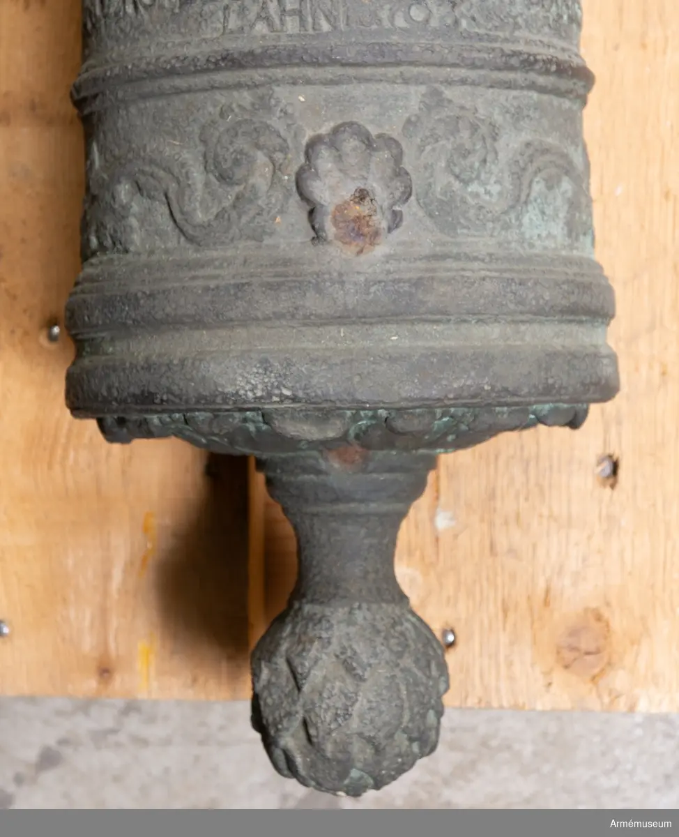 Grupp F I.
Ur kapten F A Spaks katalog 1888: Kanonen är ett enkelt eldrör av metall. Druvan är bladknoppsformig.
BOTTENSTYCKET. Fängpannan är musselformig med uppstående kanter, omedelbart framför kammarsiraterna. På ömse sidor om fäng- pannan finns en S-formigt svängd bladranka (relief). Mellan  kammarbandet och bakfrisen finns Gripenhielms vapensköld (enligt  Spak; relief) samt under densamma inskriptionen (plattrelief):  NILS: GRIPRENHIELM. FRIHERRE. LANDZHÖFDIN ÖFWER STORA KOPARBER.  LÄHN 1703. (Obs! De båda sista bokstäverna i LANDZHÖFDIN är  nästan utnötta men torde vara IN). Omedelbart bakom bakfrisen  finns en bård (i relief) av utbredd akantusblad (bakfrisen utgör  baslinje). Bården saknas på kanonens undersida, på ca 1/3 av  dess omkrets.
TAPPSTYCKET. Tapparnas fria ända är ornerad i stiliserat blomm- önster.
LÅNGA FÄLTET. Omedelbart framför framfrisen finns en likadan  bladbård som bakom bakfrisen. Denna går dock runt hela kanonen. Trumfen trumpetförstärkt med korn och omedelbart bakom detta en liten rund, skålformig fördjupning.

Mått:
Eldrörets längd är 105,5 cm.
Bottenstycket
Bottenstyckets största diameter 14 cm, Bottenstyckets minsta diameter 13,5 cm, Kammarsiraternas bredd 4 cm, Kammarsiraternas bandsläge 8 cm, Kammarsiraternas bandsbredd 1,5 cm.
Tappstycket
Tappstyckets största diameter 13 cm, Tappstyckets minsta diameter 13 cm, B. frisläge 31,5 cm, B. frisbredd 2 cm, Delfinens läge 37cm, Delfinens längd 10 cm, Delfinens höjd 5 cm, Tappläge I 43 cm, Tapplängd 4 cm, Tappdiameter 4,5 cm.
Långa fältet
Långa fältets största diameter ca 12 cm, Långa fältets minsta diameter ca 9,5 cm, Fr. frisläge 47,5 cm, Fr. frisbredd 2 cm, Halsbandsläge 95 cm, Halsbandsbredd  1,5 cm, Trumfens största diameter 12 cm