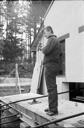 Storegut skal på slippen. Mann med elektronisk kommunikasjon