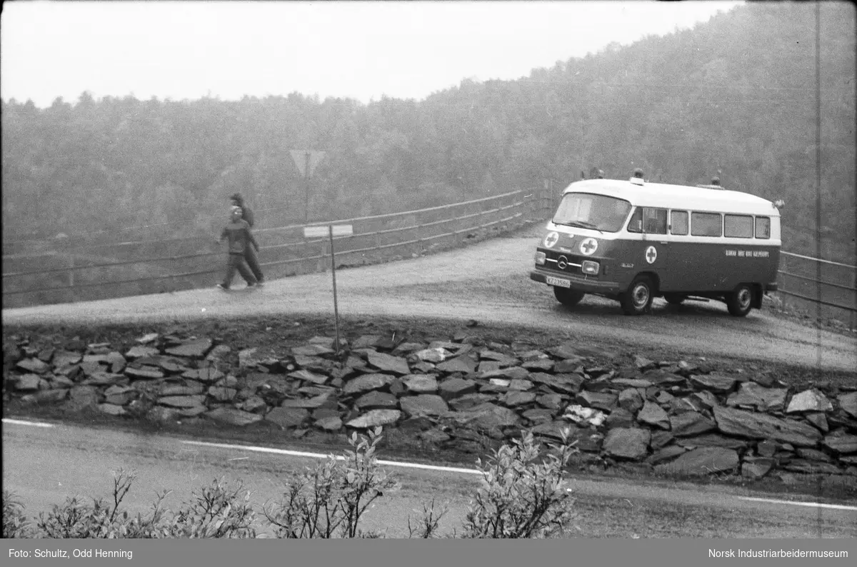 Hydromarsjen 1981. Bil fra Røde Kors og noen folk.