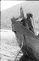 Slepefergen Tinnsjø i tre som ligger og forfaller i strandso