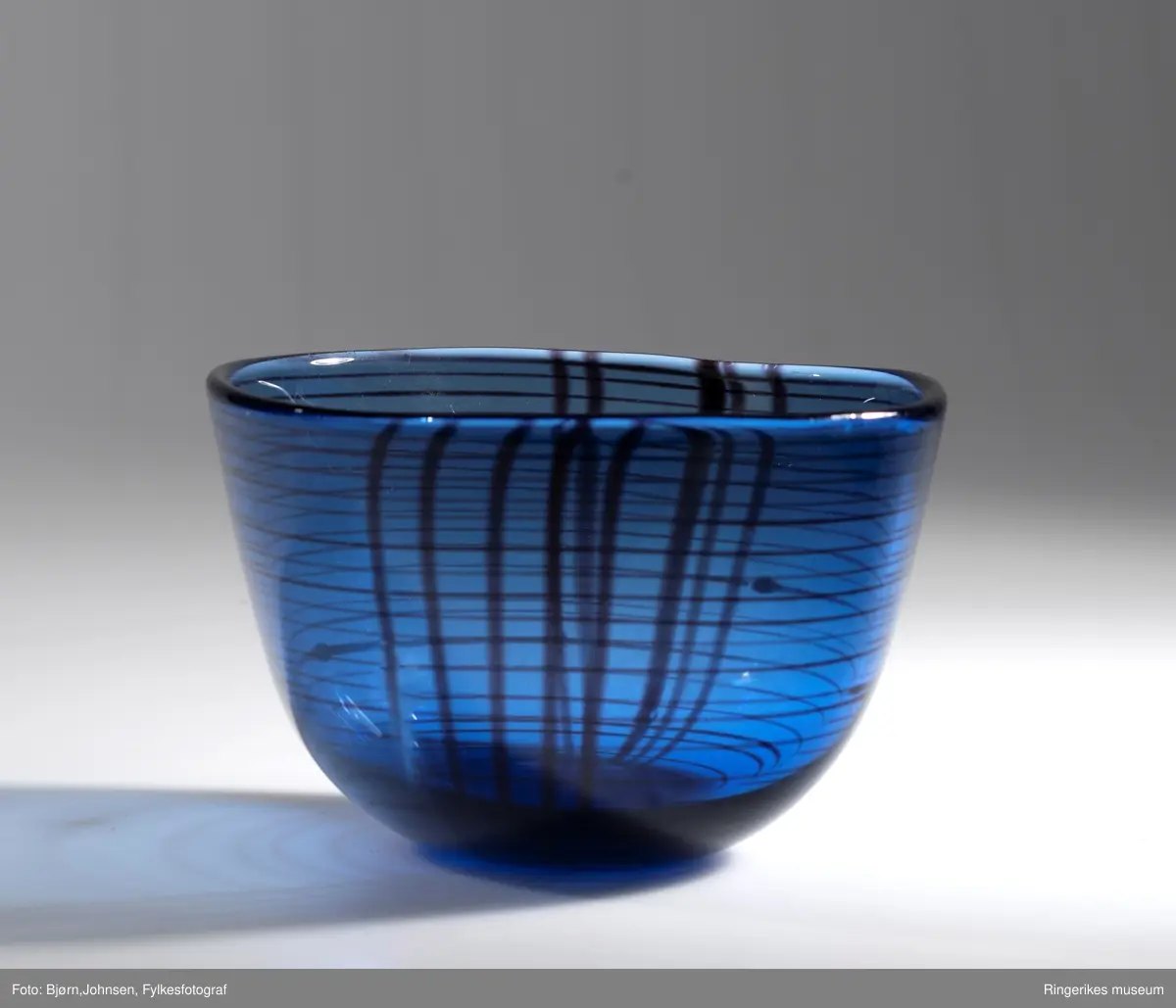 Blå glasskål med innblåst svart spiraltråd. AT kunstglass K4066 designet av Arne Jon Jutrem ved Hadeland Glassverk i 1958.