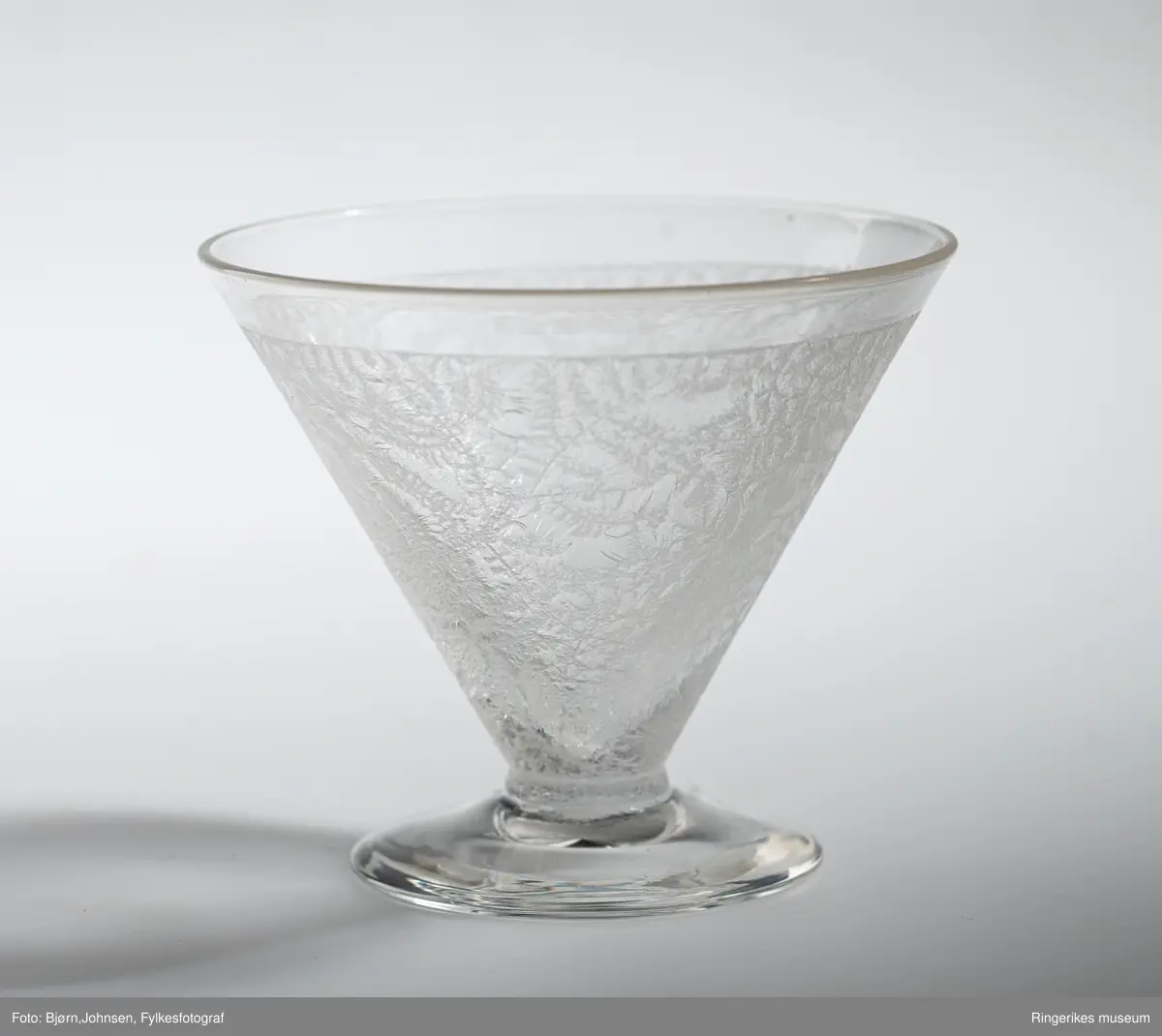 Syv små ukjente drikkeglass. Trolig coctailglass. Siselerte pressglass.