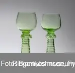 Fire ukjente grønne rømerglass dekorert med bringebærornamenter.