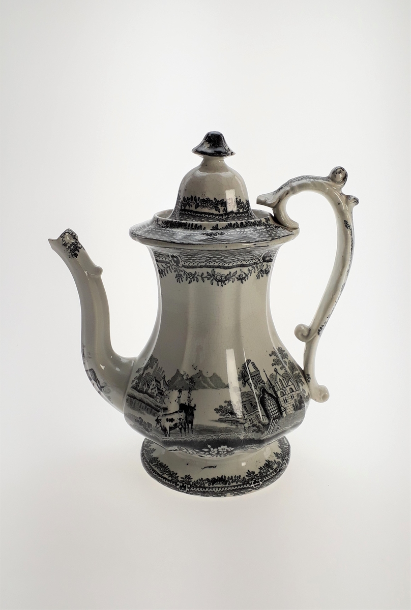 landskap, to kuer, bygninger og blomsterbånd,