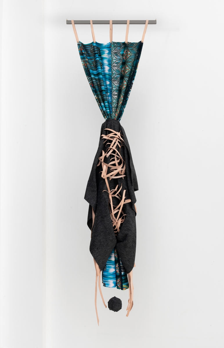 Untitled (I’ve been looking in, trough layers of fabric and skin cells and nick a brick for so long) [Dekorativ tekstil]
