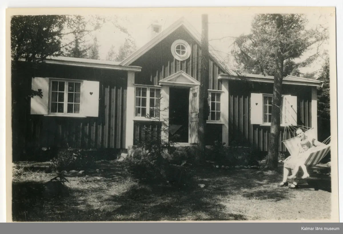 Ellen och Maj Sivgård på Vänvik 1930.