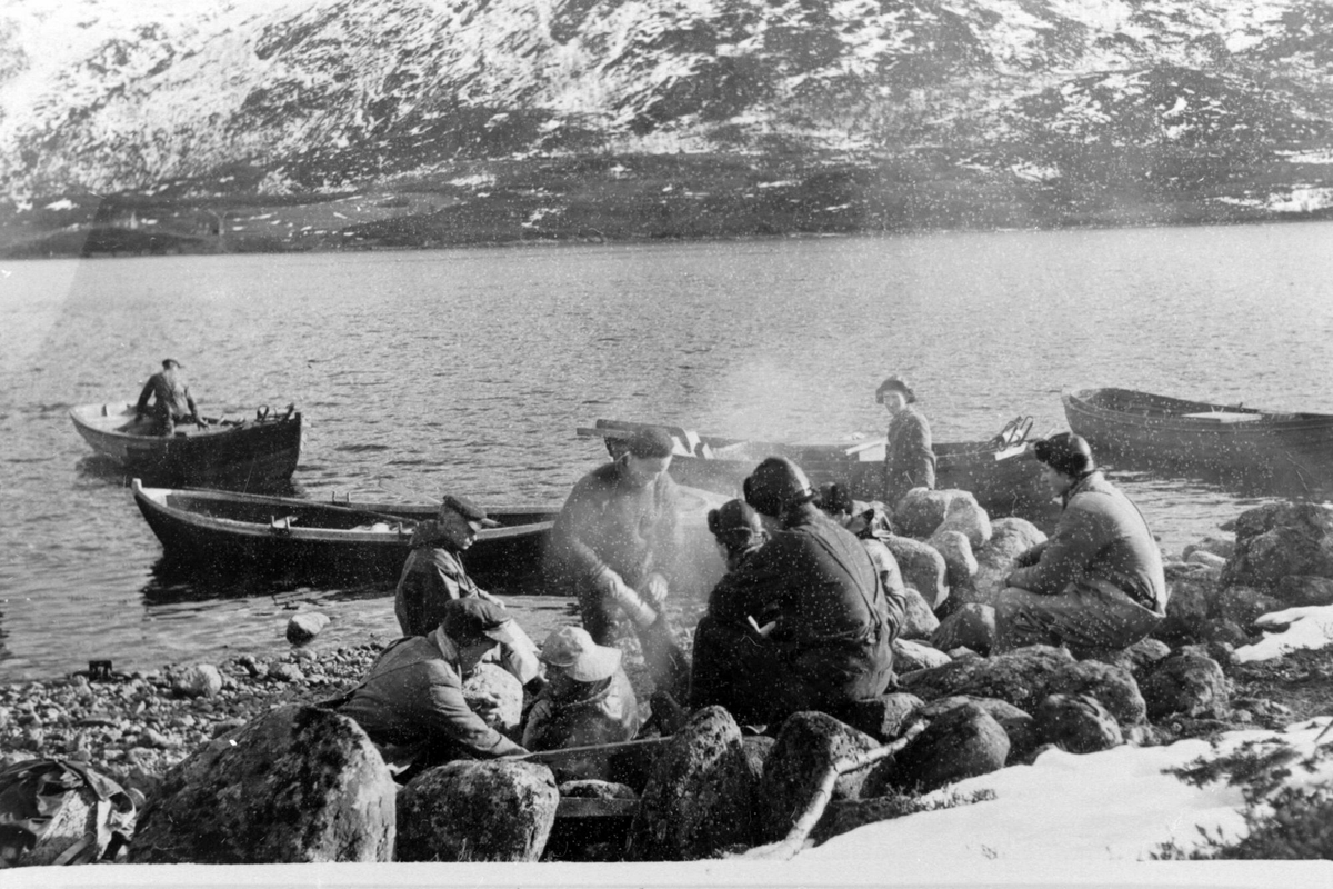 Fiskere fra Gullesfjord har gått i land for å ta en kaffepause.