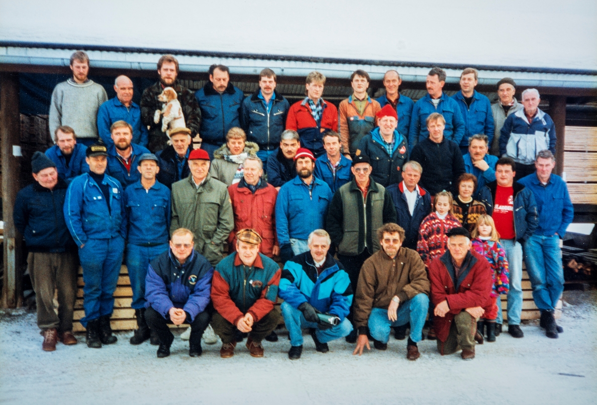 Gruppebilde, arbeidere på Furnes Almenning. Foto Per Berg Eid.
Her er de ansatte i 1994. 4. rekke fra v: Jan Svenkerud, Roger Bekkelund, Tommy Larsen, Svein Martin Mobekk, Rune Mausethagen, Tom Erik Mausethagen, Ole Anders Mausethagen, Arne Bjerke, Svein Egil Sørli, Arnfinn Mausethagen, Henry Jevne, Gunnar Kjendlie. 3. rekke: Per Dæhlin, Bjørn Bokalrud, Fridtjof Fredlund, Karin Granberg, Trond Jevne, Arne Johansen, Ole Ellefsæter, Nils Helseth, Svein Ellefsæter. 2. rekke: Kåre Fredlund, Olav Larsen, Birger Andersen, Kjell Jevne, Olav Kraabøl, Steinar Martinsen, Ole M. Thingstad, Bjørnar Andersen, Laila Hagen, Elin Hagen, Elisabeth Hagen, Olav Fredlund, Gunnar Børkesveen. Foran sitter styret: Jens Grøtholm, Olav M. Sundmyhr, Arne Mauseth, Helge Lund, styreleder Anders Kirkeby.