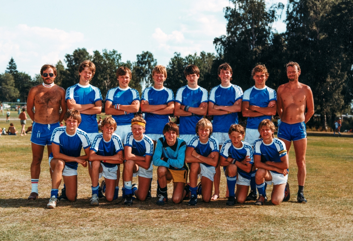Fotballag, Furnes IL. Furnes Fotball. Bildet er tatt på Ekebergsletta under Norway cup 1982. Samme laget deltok også på Gøtaturneringen i Sverige dette året. Det var et godt lag som vant mange av sine kamper. 1982 var siste året de spilte i klassen gutter 15 år. 1. rekke fra v: Olav Kurud, Knut Atle Minkstuen, Victor Hansen, Olav Heggelund (målvakt), Knut Olav Kvernvolden, Espen Tåsåsen, Kristian Heggelund. Bakerste rekke: Svein Olav Granrud (trener), Magne Kvarstad, Geir Smeby, Ole Kristian Sveen, Dag Byrøygard, Arnfinn Berntzen, Håkon Bråthen, Helge Byrøygard (oppmann).