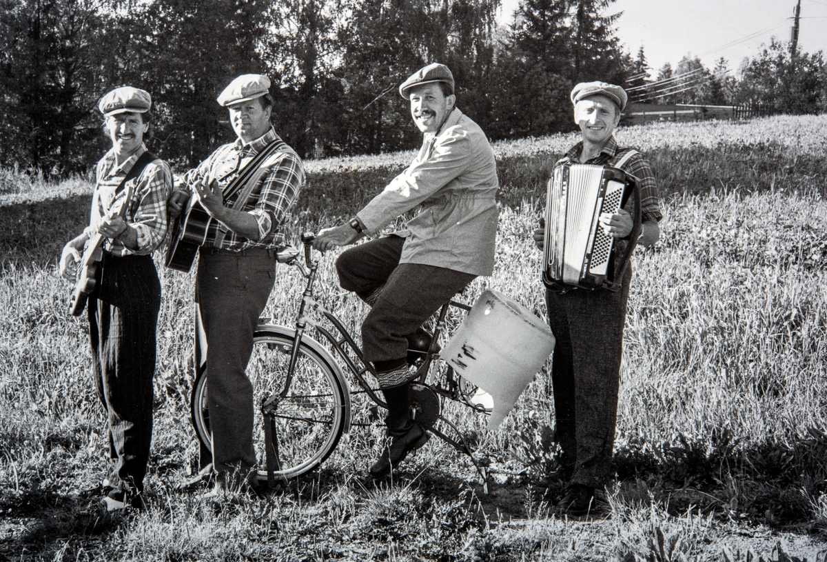 Gruppe 4, musikerer, revygruppe. Ole Bekkerells kvartet. 
Med knickers og hjemmestrikkede ullstrømper, og med sjøllaga tekster og trommesykkel ble det et musikalsk alternativ litt utenom normen. De produserte radioaktive toner på kassett, og de var faste innslag under Prøysenmarsjen i drøye 20 år. Her er den originale kvartetten fotografert på «Tajejordet» i Nybygda i 1990.
Fra v: Rolf Helseth (bass), Åge Bekkedal (gitar og sang), Halvard Olestad (sang) og Arild Ellefsæter (tangenter).