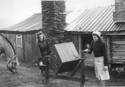 Småbakkan, Steimoeggsetra
Magny og Kirsten svinger kinna, Ma