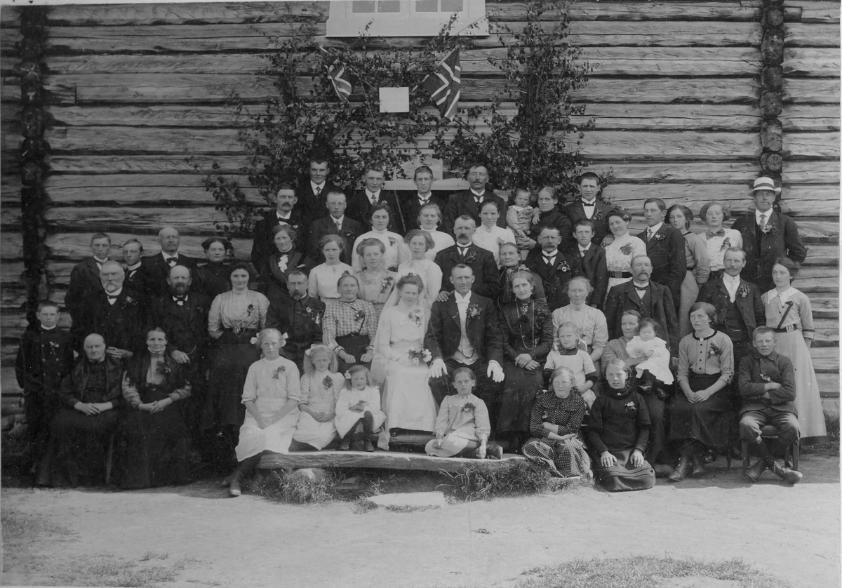 Bryllup, Åseng, Amundstu, 1. juli 1913
Brudeparet: Ingrid Aaseng og Ole O. Berget
Navneliste i fotoringperm 