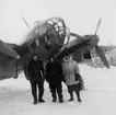 Flygmekaniker från F 14 framför flygplan B 18 i februari 1946, i samband med planerad flygning Halmstad-Kiruna. Flygningen slutade i nödlandning i Härnösand den 10 februari.