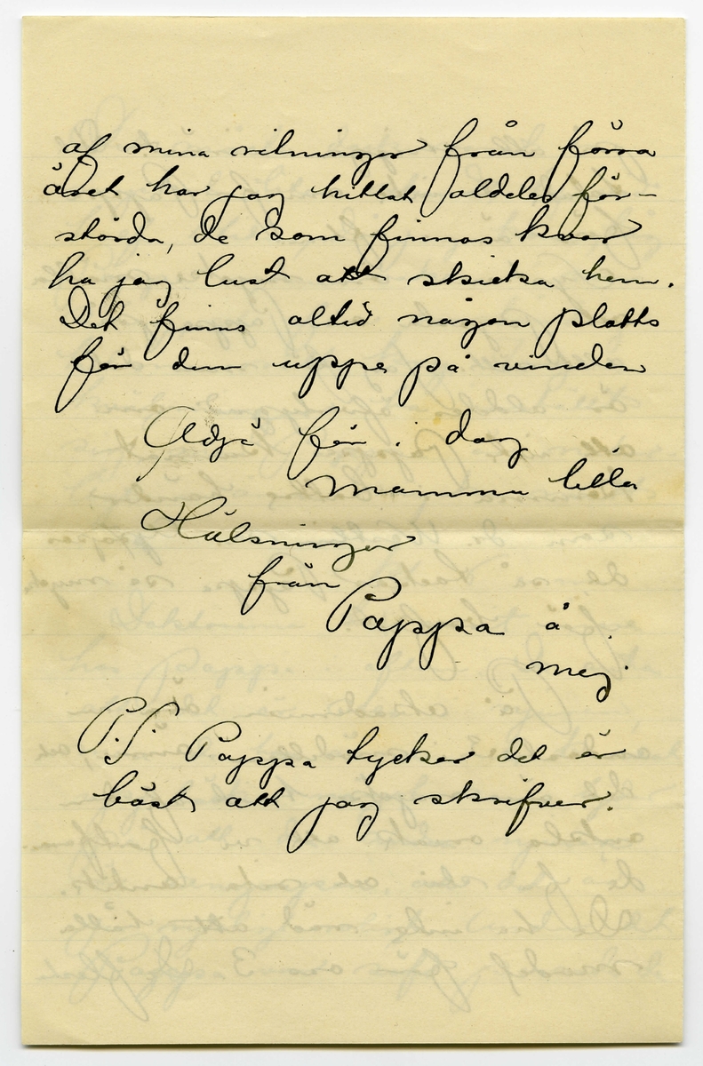 Brev 1901-09-11 från John Bauer till Emma, Hjalmar och Ernst Bauer, bestående av fyra sidor skrivna på fram- och baksidan av ett vikt pappersark. Huvudsaklig skrift handskriven med svart bläck. Brevet saknar underskrift. Handstilen tyder på John Bauer som avsändare. 
.
BREVAVSKRIFT:
.
[Sida 1]
M.S. den 11 Sept 1901
f.m.
Snälla mamma, Hjalmar
och Enne.
Äfven i natt har Pappa 
sofvit utmärkt godt. Han fick
ett lafvemang på morgonen,
så magen blef tom. Strax
före 12 sköljdes blåsan. Det
var inte så svårt som pappa
hade trott. Under sköljningen
var Pappa osöfd. De började
först med ett ytterst fint
rör och tog sedan allt gröfre
och gröfre. [överstruket: Sedan söfde]
Efter skjöljningen söfdes
Pappa i och för undersökning
.
[Sida 2]
Det måste dock varat en
mycket liten stund, ty vid
half 1 tiden, då jag kom, låg
Pappa redan vaken i sin
säng, och efter omständig-
heterna rätt kry. Inga
kväljningar ha inställt
sig, men Pappa är natur-
ligtvis ännu mycke matt
Kl. 6 e.m.
Doktorerna [överstruket: r] ha varit inne
hos Pappa i afton. De anta
att det är sten i njuren,
men de [överstruket: r] ha ännu inte kunnat
upptäcka något som tyder
på att den anda njuren
är angripen, och det är
ju rysligt roligt. Under det
Pappa var söfd passade de
.
[Sida 3]
på att utvigga urinröret. Det
talade de inte om för Pappa
förr än i afton.
Systrana äro mycke snälla
och pyssla om Pappa på
alla sätt. Jag för min del
är aldeles öfvertygad om
att inte Pappa kunnat
komma i bättre händer,
som dr. Westlin sa. [inskrivet: r] Apropa
det så tackar Pappa så mycke
för brefvet.
På Akademien äro vi
endast 3 i modellen ännu, och
det är mycke trist af den
enkla orsak att vi fortfaran-
de få stå och rita antik.
De ha inte råd att hålla
model för oss 3. De flesta
.
[Sida 4]
af mina ritningar från förra
året har jag hittat aldeles för-
störda, de som finnas kvar
ha jag lust att skicka hem.
Det finns alltid någon platts
för dem uppe på vinden
Adjö för i dag
Mamma lilla
Hälsningar
från
Pappa å 
mej.
P.S. Pappa tycker det är
bäst att jag skrifver.
