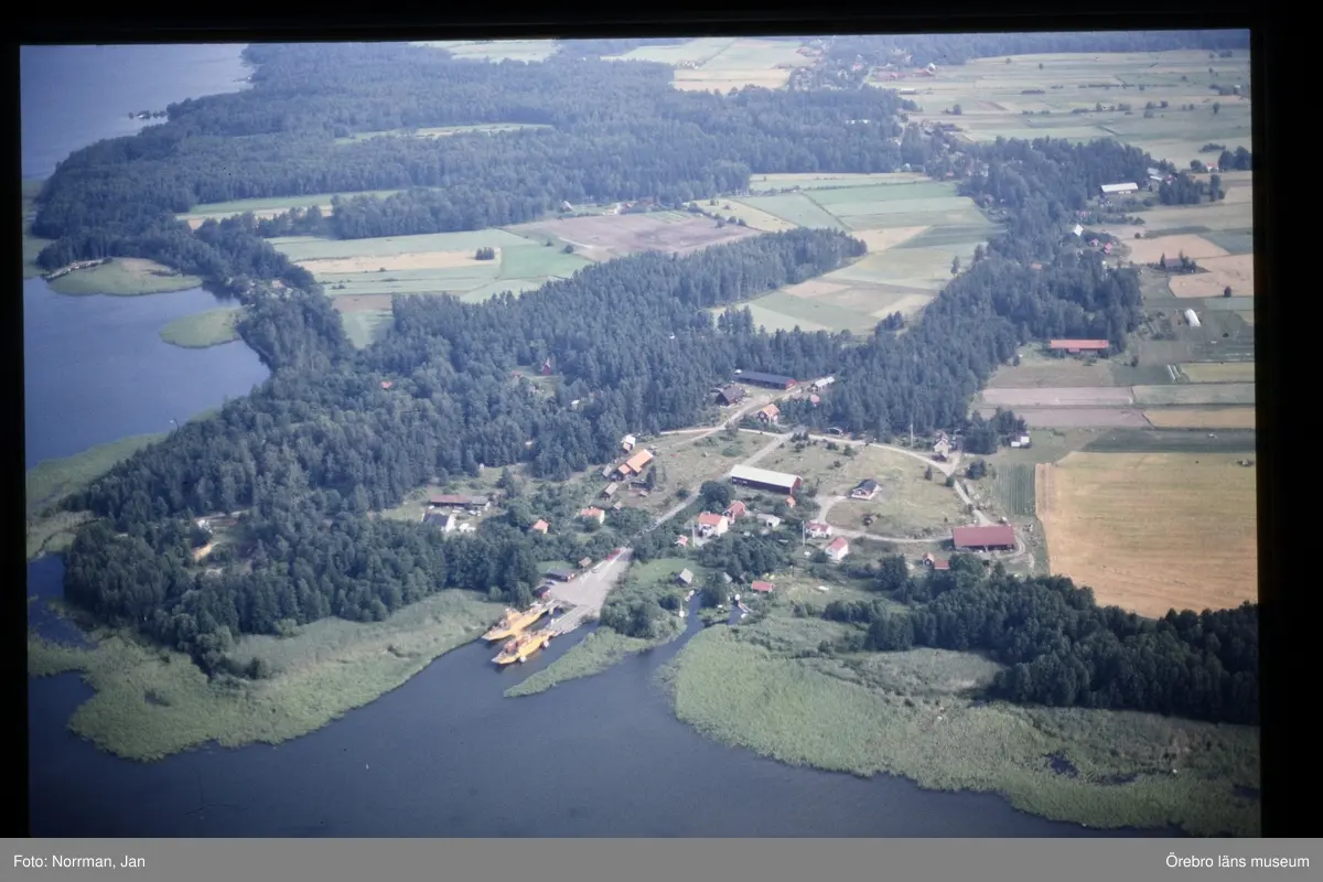 Nä Lännäs sn: 10F SO 8 Färjeläget? på S Vinön mot N, 1991-08-01.