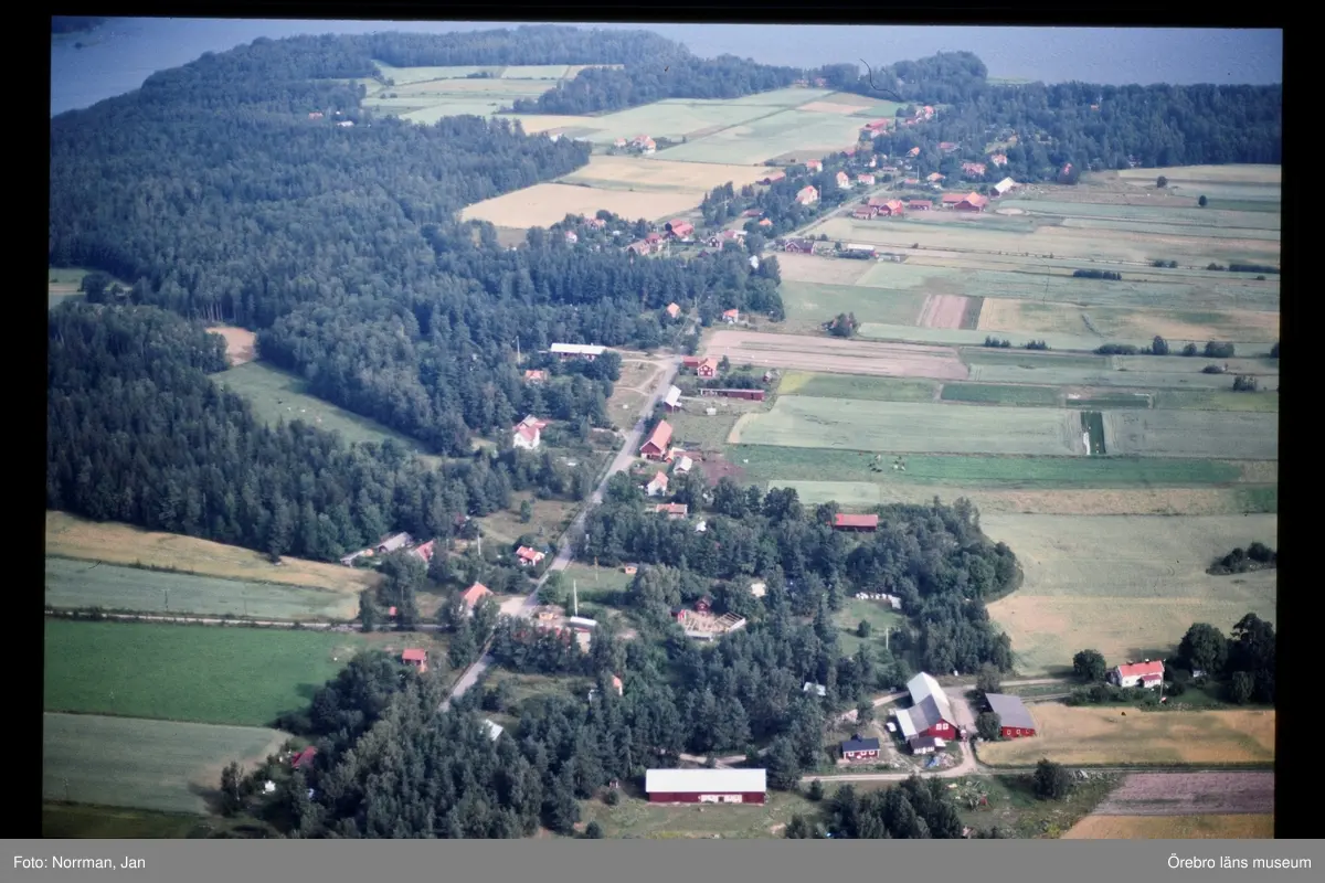 Nä Lännäs sn: 10F SO 8 Färjeläget? på S Vinön mot N, 1991-08-01.