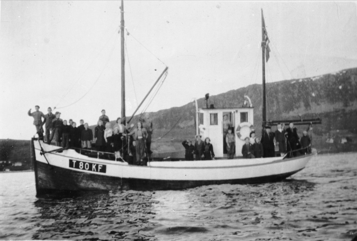 Skoleelever fra Kveøy på tur til Godfjord ombord i en fiskebåt.