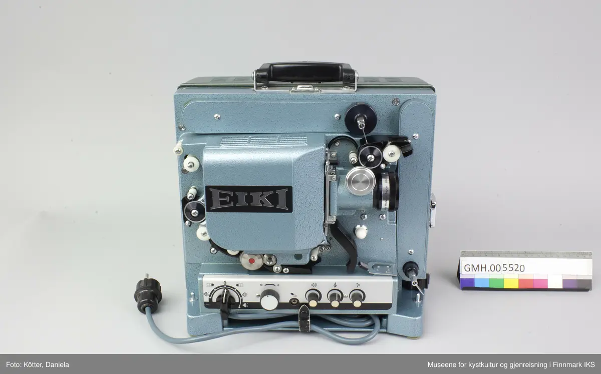 Fremviseren er funksjonsdyktig. Den har en kropp av metall og to sidedeler av grønn kunststoff. For å bruke apparatet, åpnes låsen på oversida, slik at den ene sidedelen kan tas av. I den er det innbygt et høyttaler. Den kan forbindes med apparatet med en audiokabel, som ikke ligger ved. Nederst, under projektormaskinen, er det et hulrom som huser strømkabelen. Armene for filmspolene kan klaffes ut. De klaffes inn ved å trykke på en sølvfargen knapp ved siden av.
