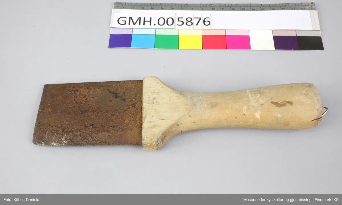 Flekkekniven består av et solid trehåndtak som har innskjært et kryss ved overgang til klingen. Krysset skal har vært kjennetegnet for Rolf Nissen som eide kniven tidligere. Klingen er rektangulært og er skarpt kun på en side. Giveren har festet et lite opphengskrok i enden av håndtaket, noe som vitner om at han hadde den hengende som pynt med høy affeksjonsverdi. 