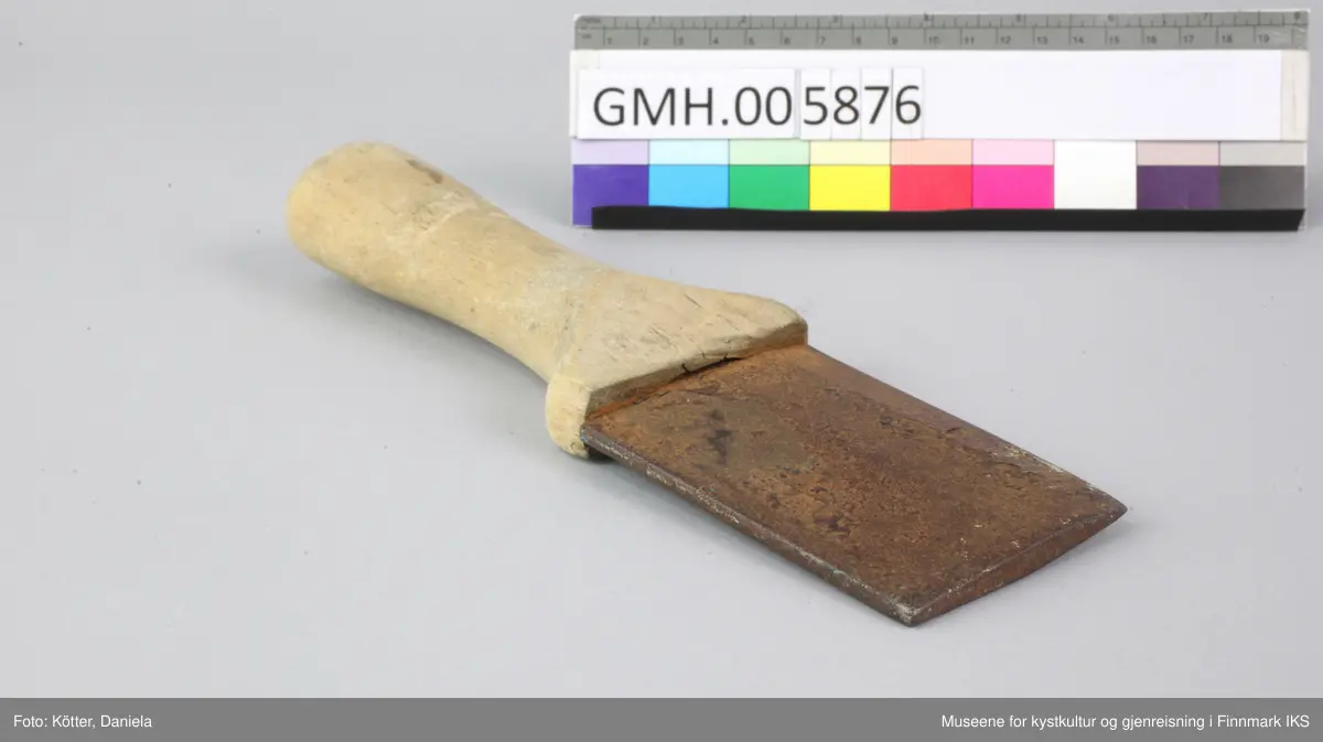 Flekkekniven består av et solid trehåndtak som har innskjært et kryss ved overgang til klingen. Krysset skal har vært kjennetegnet for Rolf Nissen som eide kniven tidligere. Klingen er rektangulært og er skarpt kun på en side. Giveren har festet et lite opphengskrok i enden av håndtaket, noe som vitner om at han hadde den hengende som pynt med høy affeksjonsverdi. 