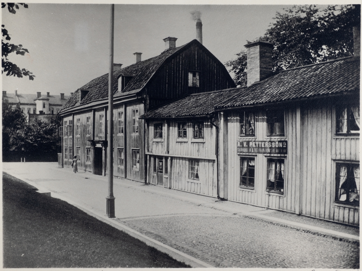 Kyrkogatan från Vasagatan mot söder. År 1898.
Borgarstugan och Lindhska boktryckerigården.