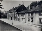 Kyrkogatan från Vasagatan mot söder. År 1898.
Borgarstugan och Lindhska boktryckerigården.