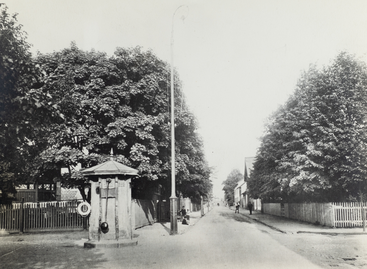 Nygatan mot öster från Västra gatan. Till vänster Kallbadhuset.