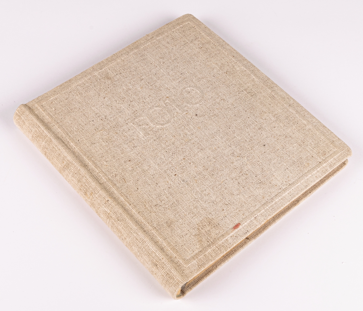 Fotoalbum innehållande fotografier från Gävleutställningen1946. Klädd med beige linneväv samt blad i kartong.