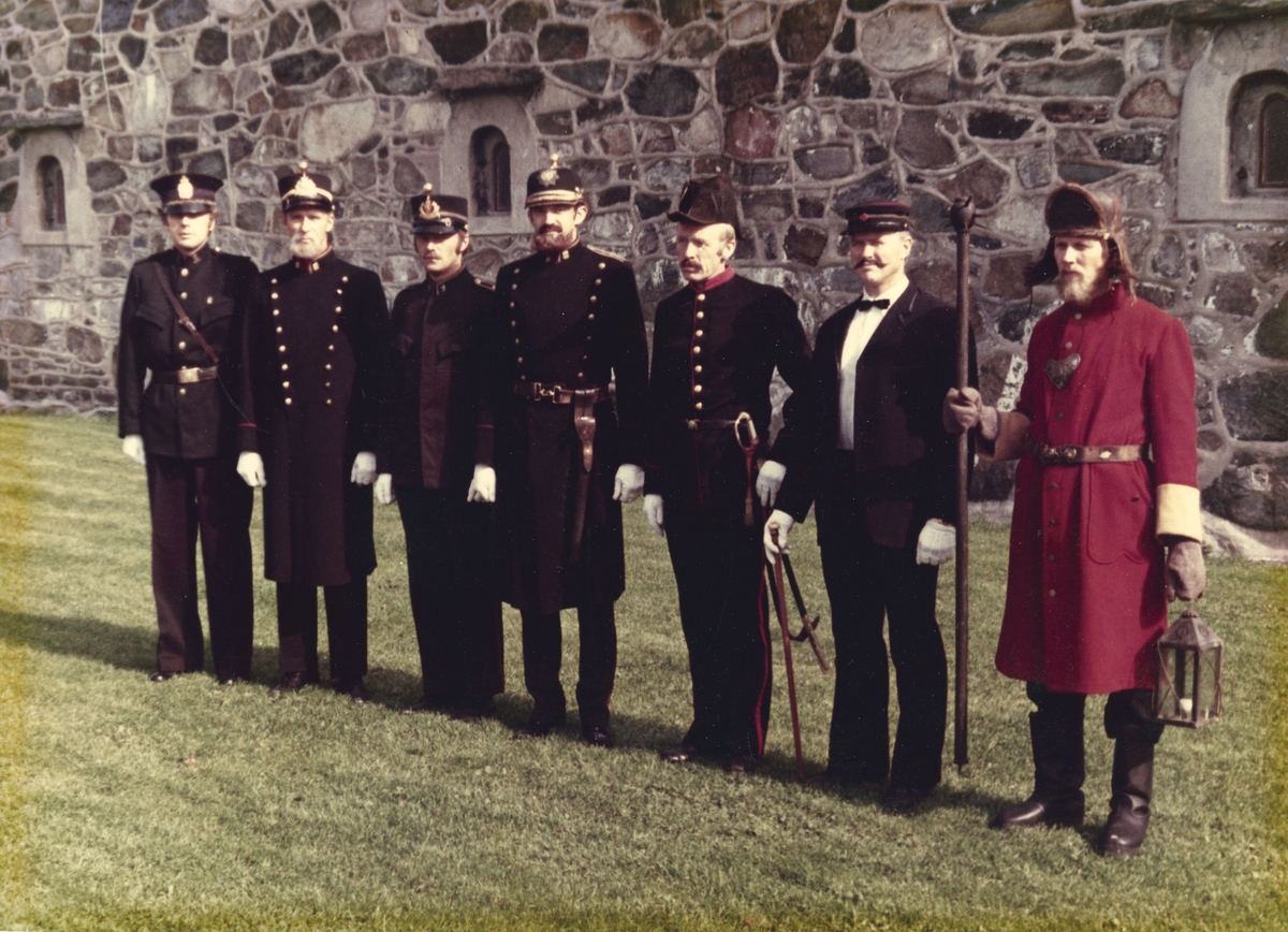 Uniformsparade utenfor Erkebispegården under Cicignonjubiléet, i regi Kriminalklubben