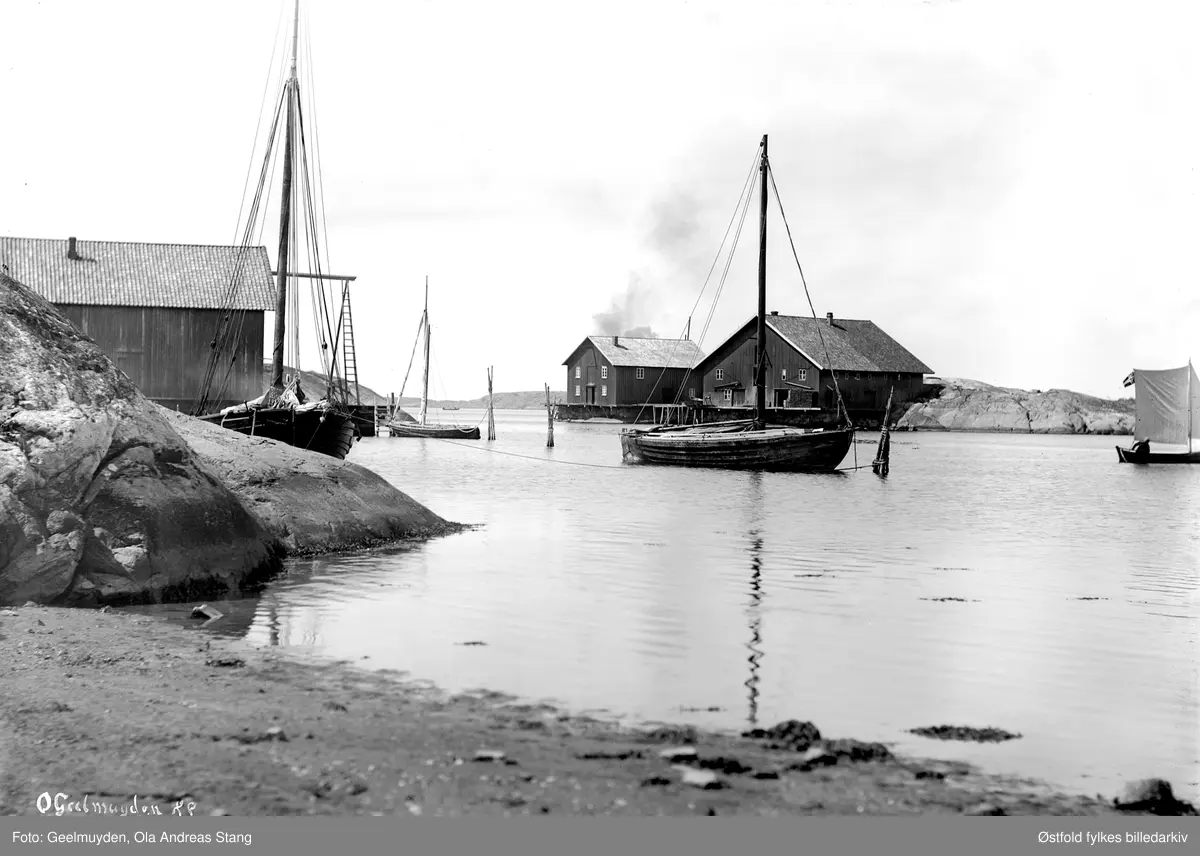 Gravningssundet med salteriet Skuteholmen, Hvaler  ca. 1890.