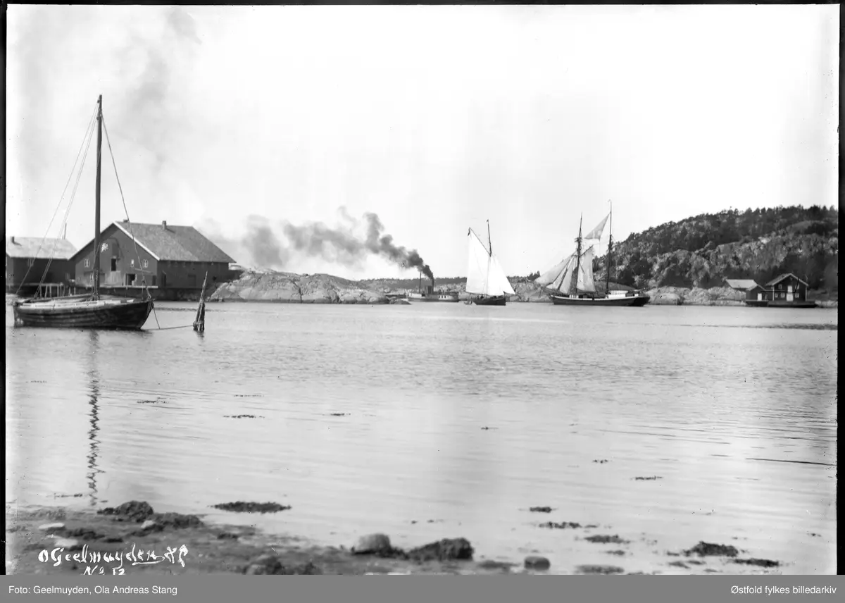 Gravningssundet med salteriet Skuteholmen, Hvaler  ca.1890. Helt til venstre ei Hvalerskøyte. I midten er muligens en tollkrysser på vei ut, mens en tomastet galeas (frakteskute) går for sakte fart inn sundet.