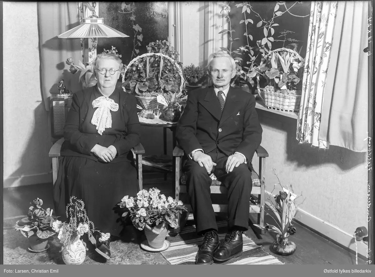 Gruppeportrett av ektepar, jubilanter, enten fødselsdag eller gullbryllup?
Påskrift på negativ og bestillers navn i protokoll: Andersen, Fjeldberg.