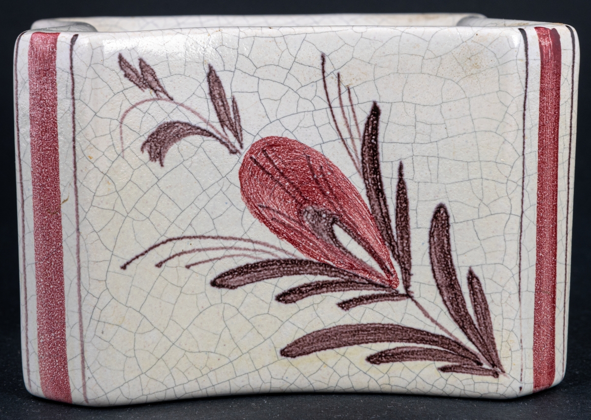 Bonbonjär, Bo Fajans, fyrkantig konfektskål, beige bottenfärg med blomdekor i brunt och rött. I botten skrivet för hand: Bo 1226 AP. Formgiven av Allan Ebeling. I produktion under år 1941.