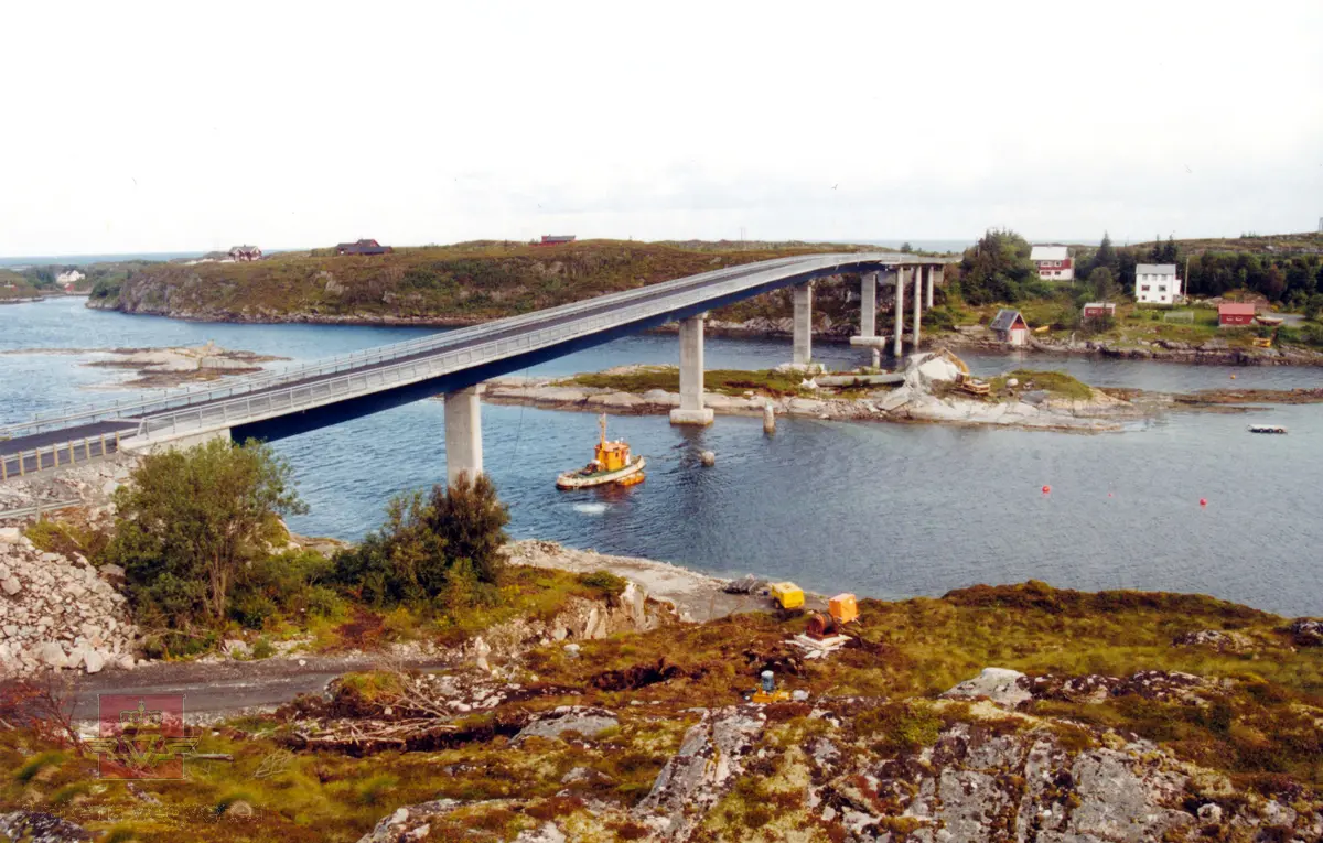 Ny Langøybru på fylkesvei 251 fra Henda via Kryssholmen til Langøya på ytre Averøy sett fra Henda mot Langøya.

Etter vel et år med to bruer er nå gamlebrua borte. Rivningsarbeidet tok til i starten av juli 2000 og i slutten av august vad dei siste delene av brua jevnet med jorda, Prosjektleder Per Åge Brevik sier at utfordringen var å ikke skade nybrua. Brudekket ble kutta mellom søylene og brua revet ned bit for bit. Entreprenøren Selmer ASA utførte arbeidet for en anbudspris på 2,9 millioner kroner og var i midten av oktober 2000 ferdig med etter arbeid og opprydding.
(Kilde: veg og Virke nr. 3/2000. Artikkelforfatter: Reidun Øverland).

Vegsjef i Møre og Romsdal i perioden 1995 - 2002, Karl Melby, ble på sin første arbeidsdag invitert til et folkemøte på Langøya. Folk var opptatt av utbedringer på fylkesvegnettet. Ikke minst bruene var en flaskehals for et aktivt næringsliv. Dette møtet gav støtet til ny Langøybru.
(Kilde: Veg og Virke nr.1/2002).

Arbeidet med den nye Langøybrua tok til i oktober 1998 og åpnet for trafikk 5. februar 2000. Brua var 243 meter lang, og er i stålkassebru, sett sammen av 5 stålelementer på til sammen 440 tonn. Søyler og dekke er i betong. Brua har to kjørebaner på til sammen 5,5 meter og et 2,0 meter bredt fortau. Brua hadde en totalkostnad på 40 millioner kroner, inklusiv rivning av den gamle brua. 
(Kilde: Veg og Virke nr. 1/2000. Artikkelforfatter: Reidun Øverland)