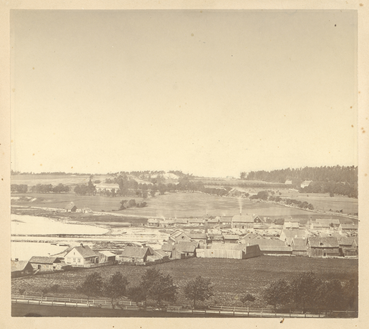 To like bilder hvor bilde 2 er utsnitt.
Fotografen har trolig stått i Melløsbakkene/kirkegården.
Detaljer: Nygravd kanal. Den var ferdig gravd i 1853. Moss Gassverk opprettet i 1857. Konggården. Helgerødgata.Værlesand.
Historikk: Trolig det eldste bildet fra Moss. 