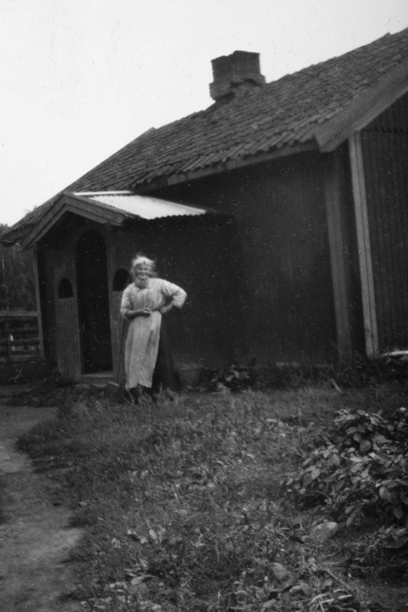 Martha Mathiasdatter f. 13.07.1884, utenfor sitt barndomshjem Sagbakken unna Staur, Stange.